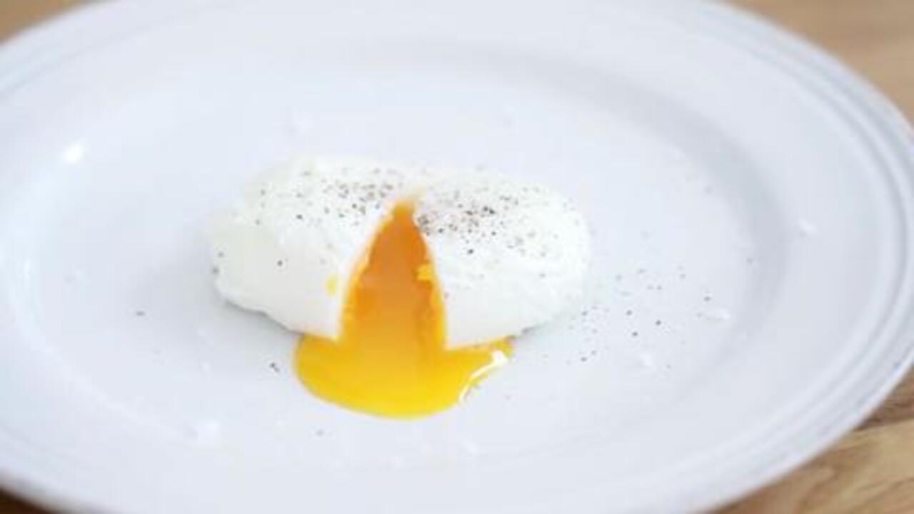 How to poach an egg - BBC Good Food
