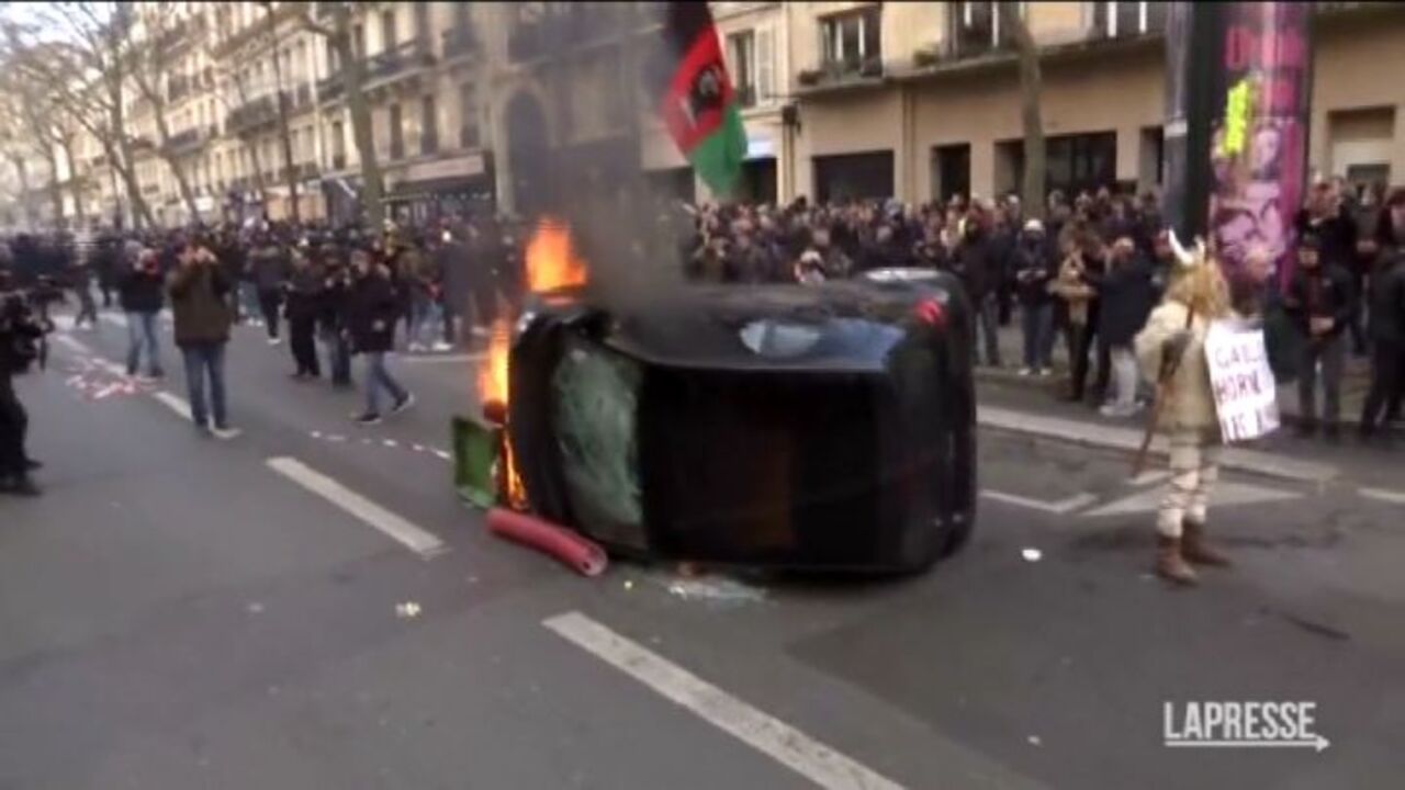 Riforma pensioni, a Parigi manifestanti invadono la sede del colosso del  lusso LVMH - Video - Alto Adige