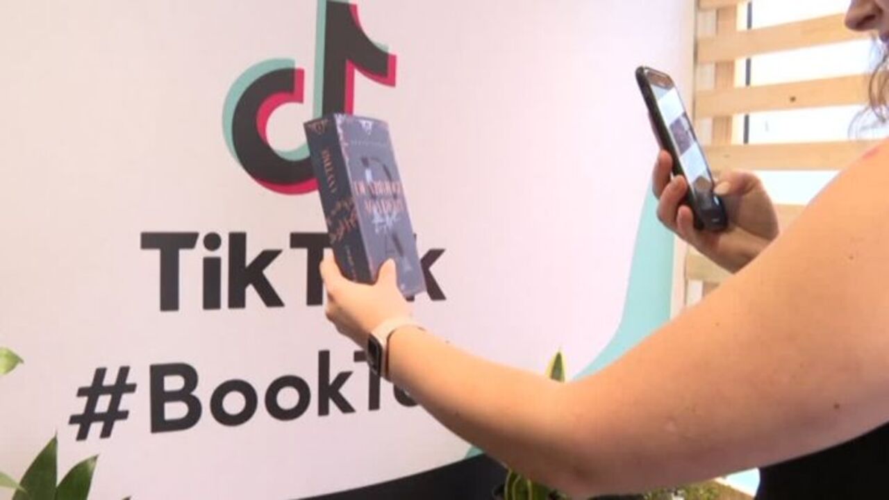 BookTok: il trend virale di Tik Tok che rispolvera le librerie