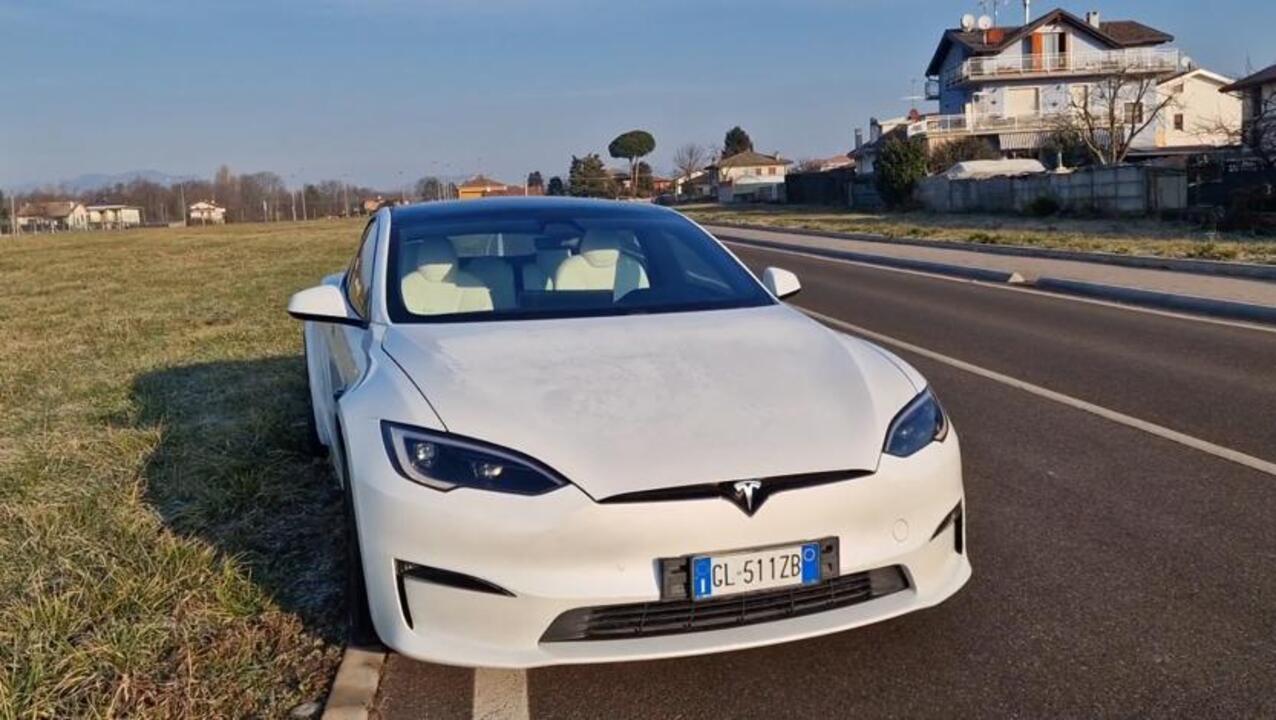 Auto elettrica? A Roma la Tesla si carica così: cavo volante dalla finestra  alla strada- Corriere.it