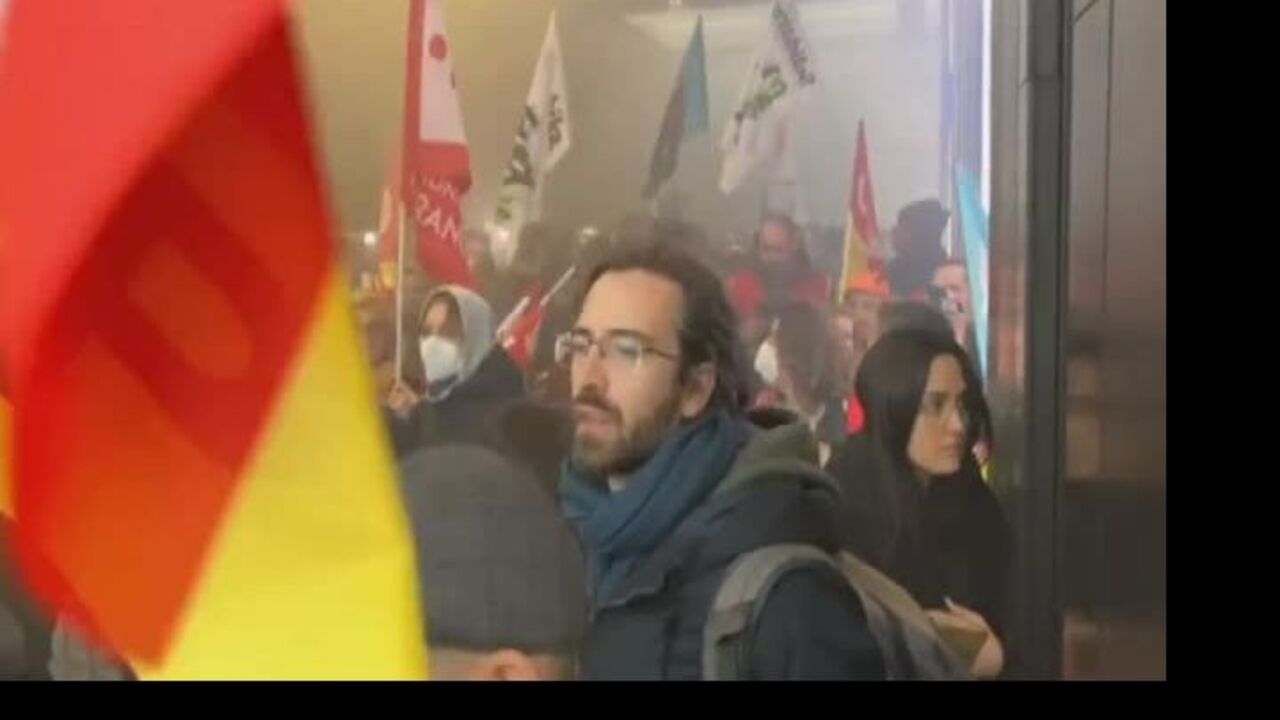 Manifestantes franceses protestan frente a la sede de LVMH en París