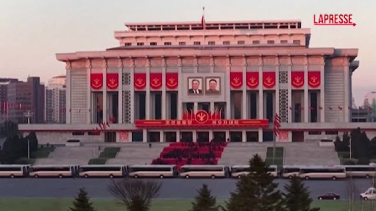 Bandiera Della Corea Del Nord - Partito Dei Lavoratori, Chochong, Chondoist, KSYL, Lega Donne Giovani