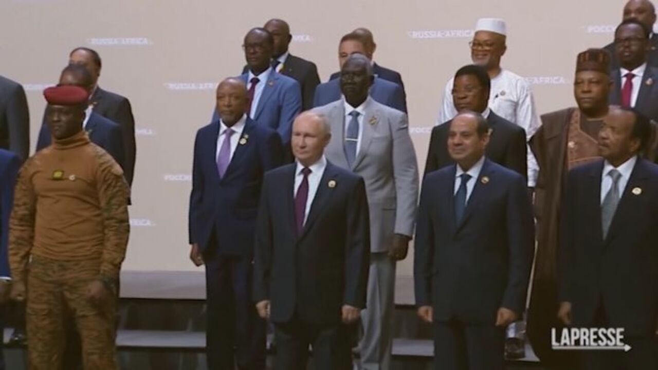 Russia, Putin posa con i leader africani durante il vertice di San  Pietroburgo - Il Sole 24 ORE