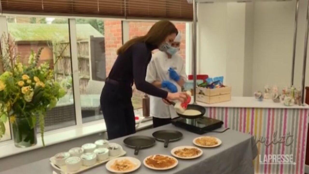 Kate Middleton fa le frittelle per carnevale in una casa di riposo Immagine