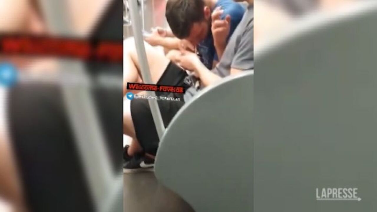 Due ragazzi sniffano cocaina in metrò a Milano davanti a tutti: il