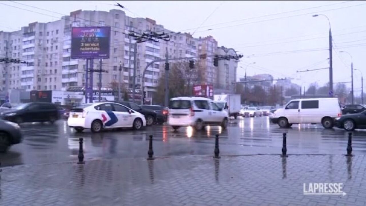 Edifici scuri senza luce durante un blackout a Kyiv. Le strade