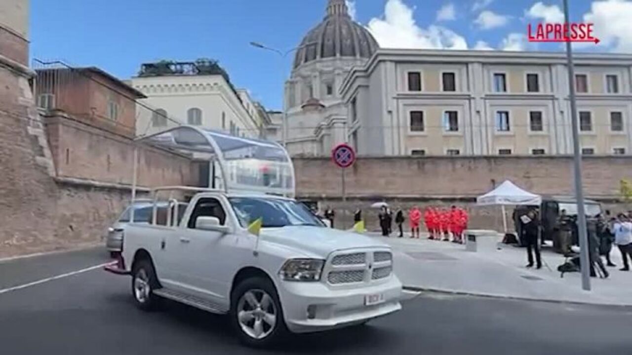 Papa, il feretro di Papa Francesco verso Santa Maria maggiore - Il Sole 24  ORE