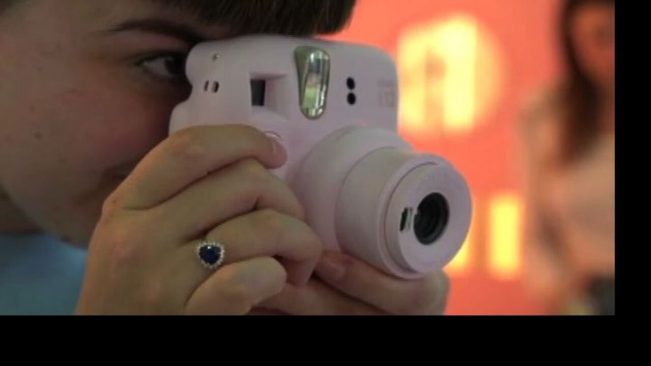 Fujifilm lancia Instax Mini 12: analogica per il mondo digitale - Il Sole  24 ORE