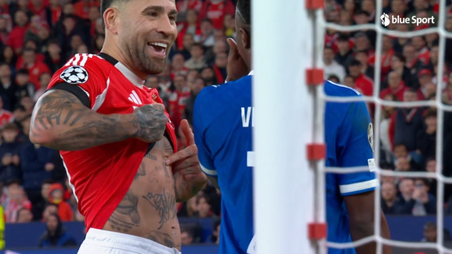 Otamendi mostra a Vinícius il tatuaggio della Coppa del Mondo