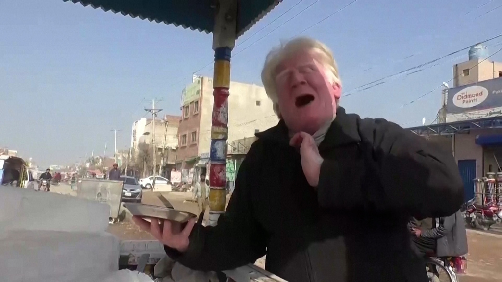 Marktschreier mal anders: Singender Trump verkauft Pudding in Pakistan