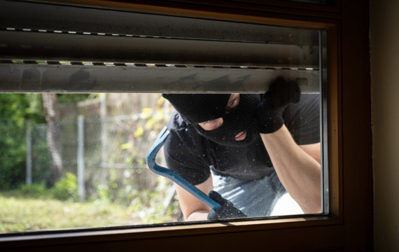 So schützt du deine Wohnung vor Einbrechern