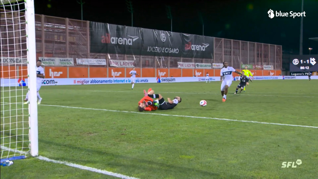 Verletzter Steffen sieht auf der Bahre die Rote Karte