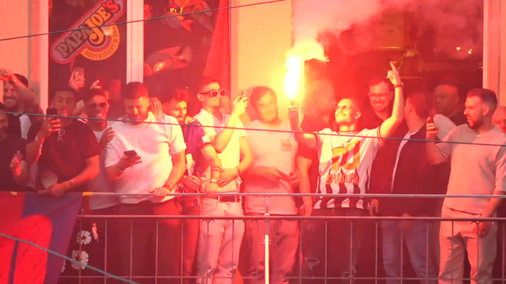 Hier zündet Taulant Xhaka die Pyro-Fackel an
