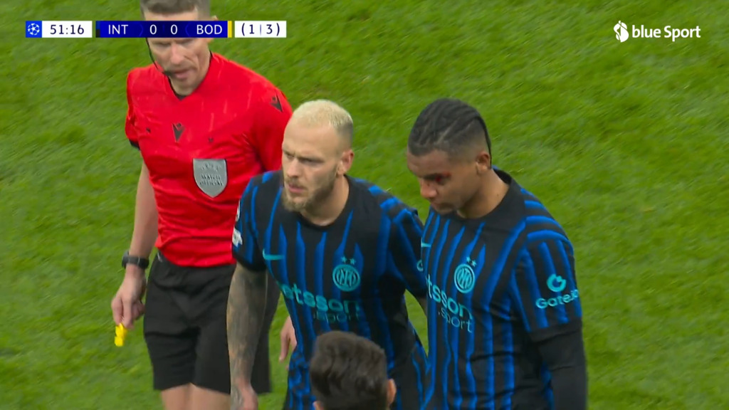 51. Minute: Akanji muss nach Zusammenstoss gepflegt werden