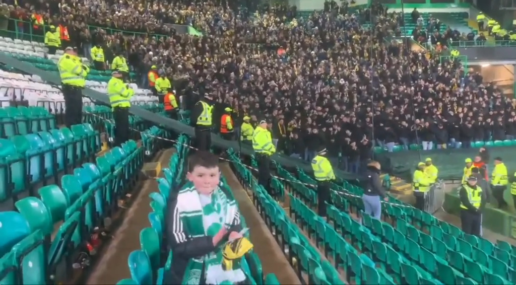 Die YB-Anhänger machen mit Celtic-Fan Joshua La-Ola-Welle
