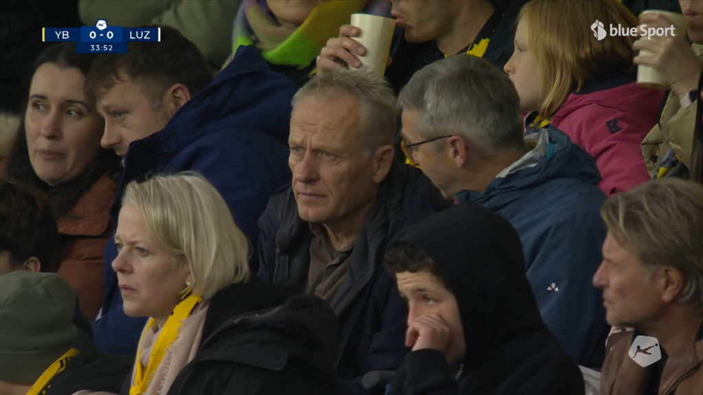 Christian Streich schaut sich YB-Spiel an