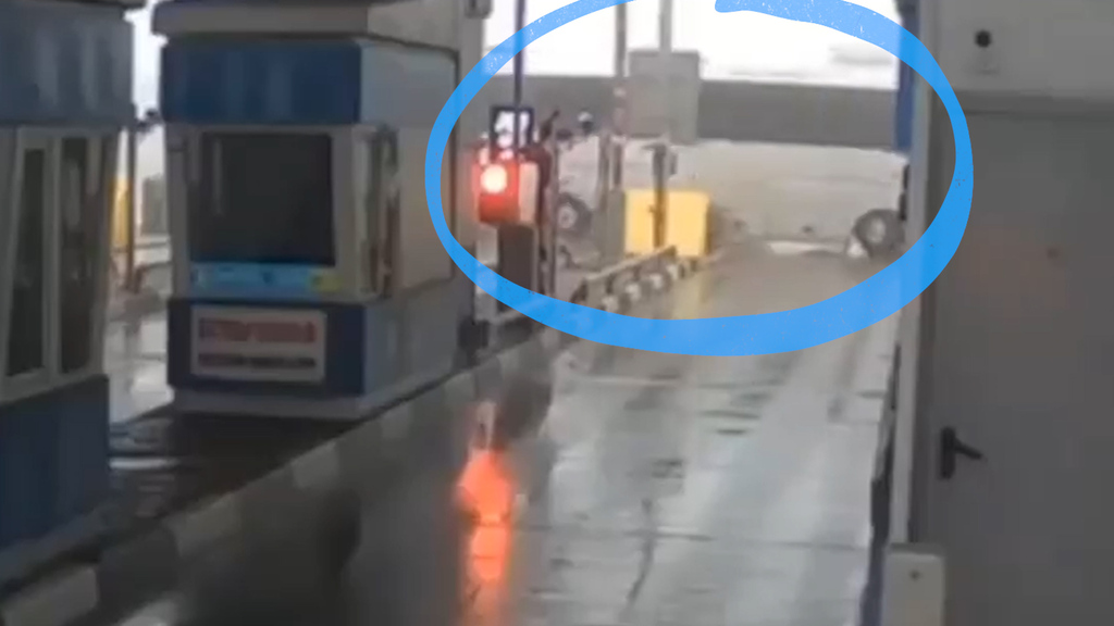 Drama auf russischer Autobahn – Bus überschlägt sich an Mautstelle – Passagiere richten Fahrzeug selbst wieder auf