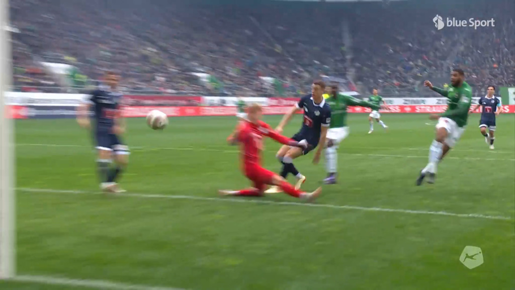20. Minute: Akolo vergibt Top-Chance zur Führung – Frydek klärt auf der Linie