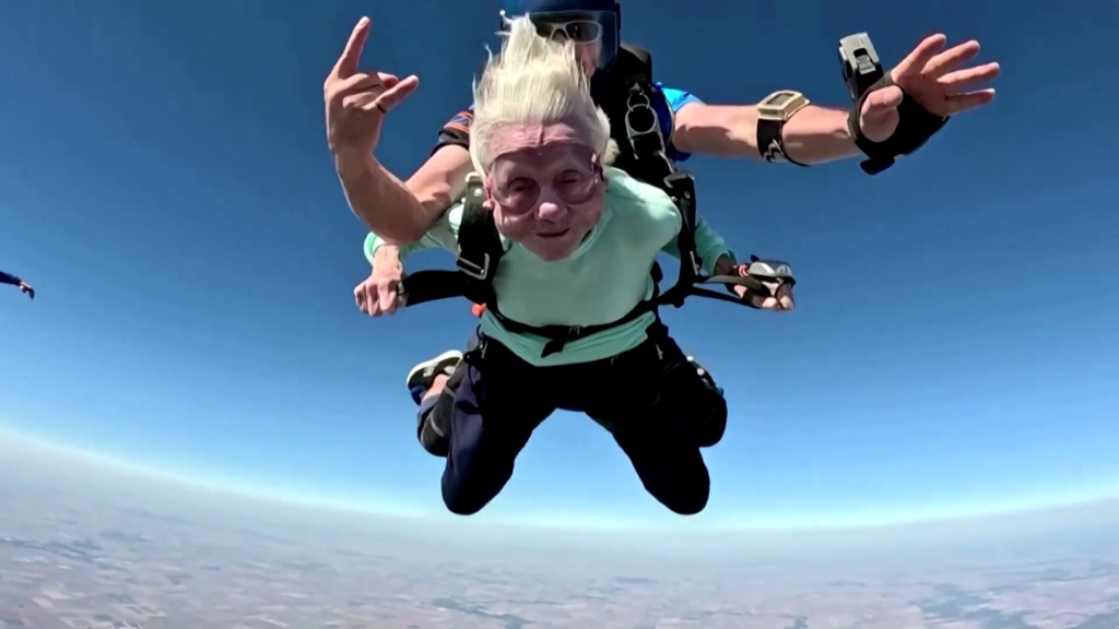 Rekord: 104-Jährige absolviert Fallschirmsprung