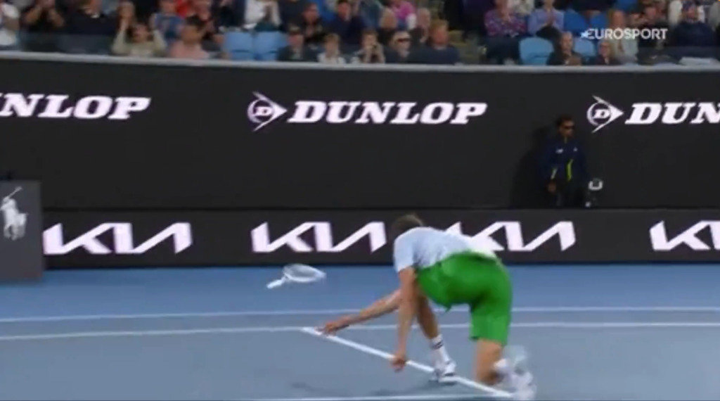 Schläger-Wurf und Kamera-Kick – Medvedev rastet bei Sensations-Pleite aus