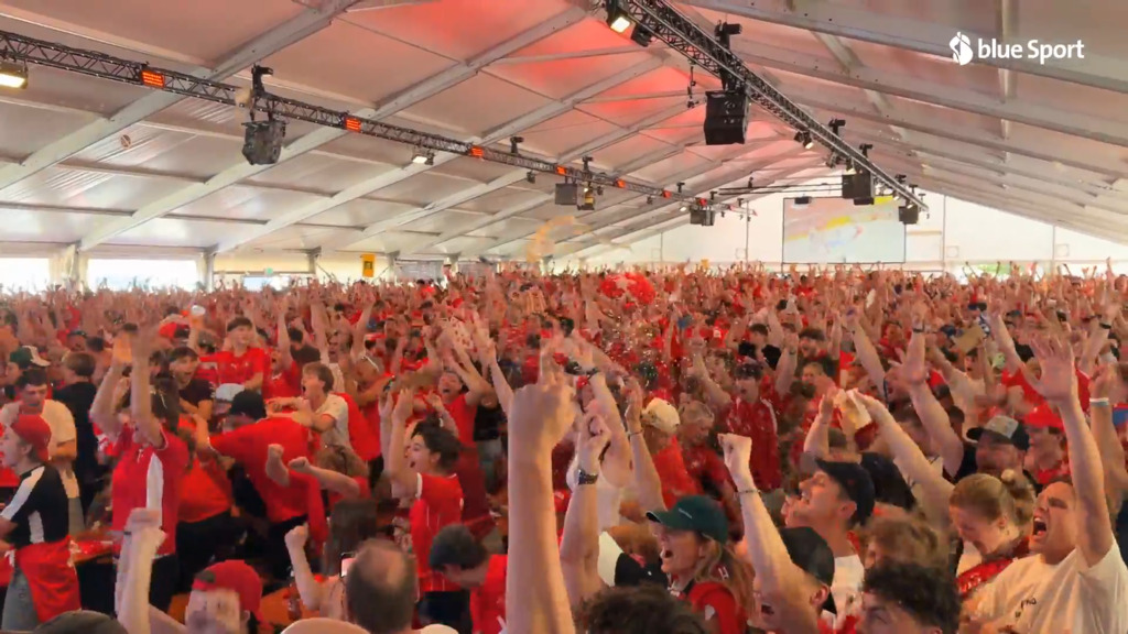 Nach dem 2:0 von Malgin fliegen in der Fanzone die Bierbecher