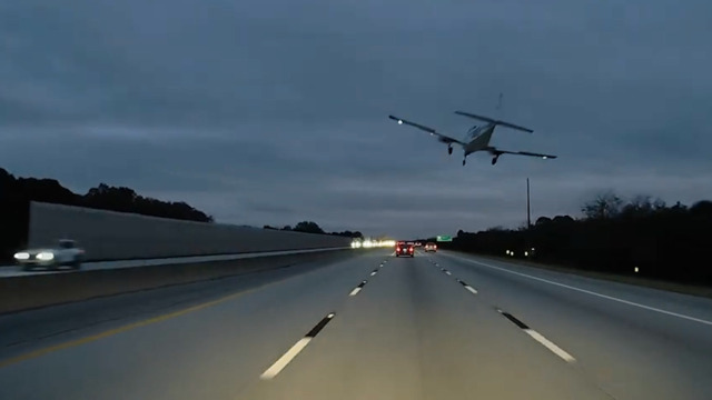 Flugzeuge crashen auf Autobahn – Erst geht eine Cessna runter, dann rammt ein Flieger ein Auto