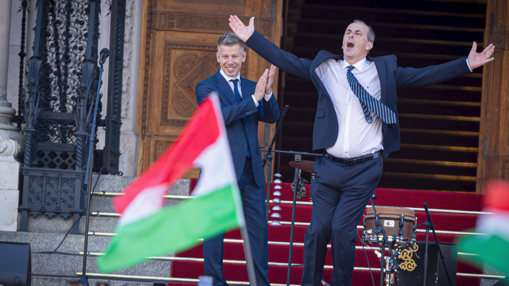 Ungarns neue Lockerheit – Minister tanzt vor Parlament – und geht mit Luftgitarre viral