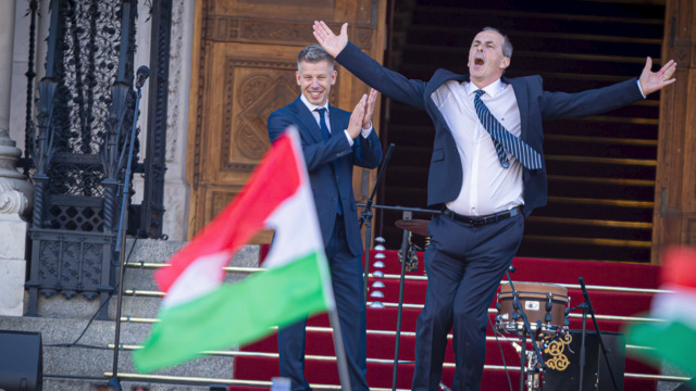 Ungarns neue Lockerheit – Minister tanzt vor Parlament – und geht mit Luftgitarre viral