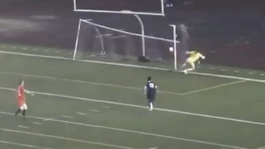 Goalie hechtet in den Pfosten und schon bricht das Tor zusammen