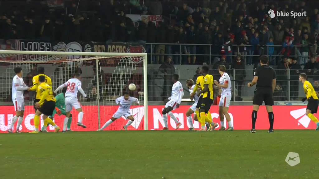 60. Minute: Benitos Kopfball wird auf der Linie geklärt