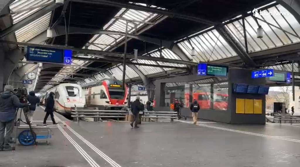 I macchinisti fanno risuonare i fischi alla stazione centrale di Zurigo
