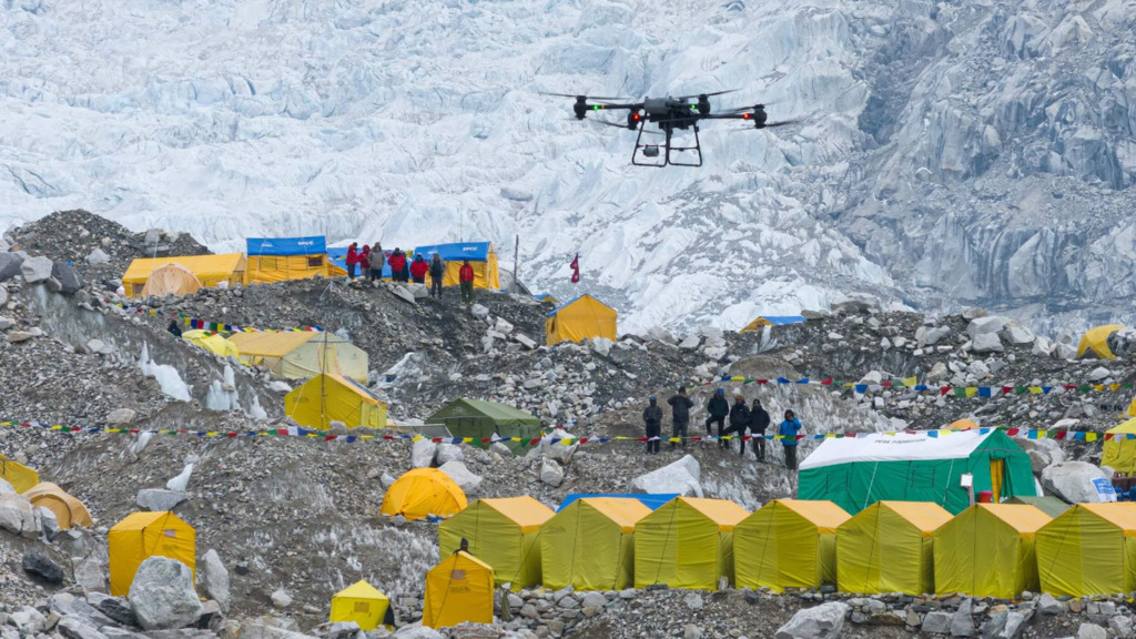 Erleichterung für die Sherpas – Wie Drohnen den Mount Everest vom Müll befreien – und Menschen schützen