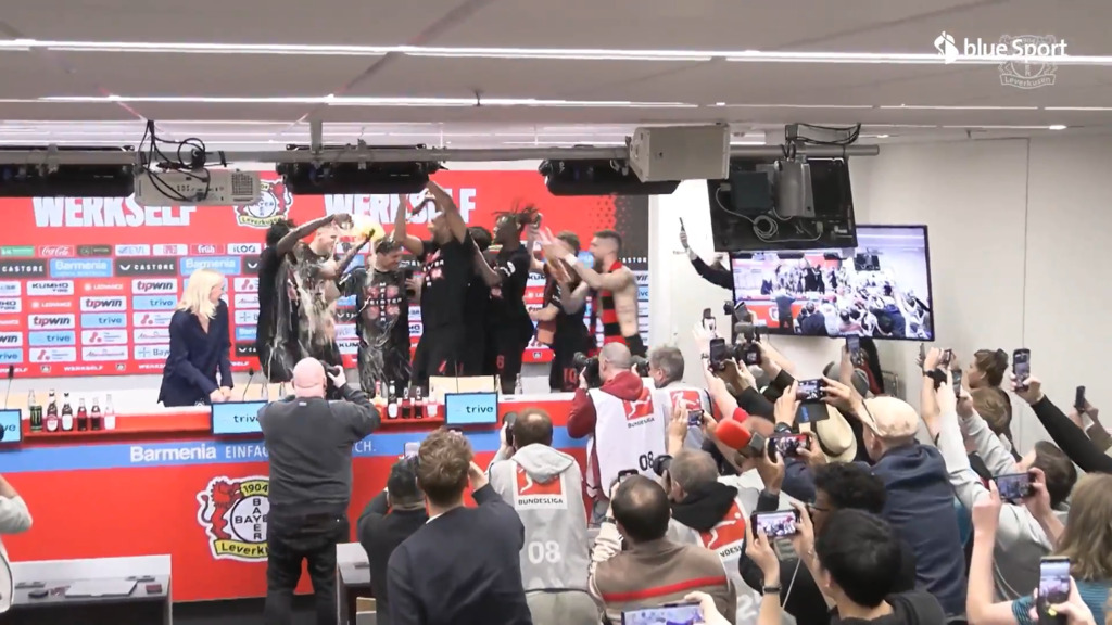 Bierdusche für Xabi Alonso während der Pressekonferenz