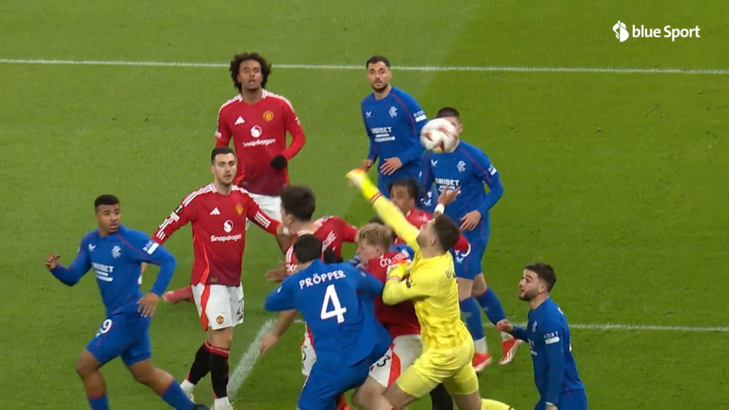 Butland faustet den Ball gegen Manchester United ins eigene Tor