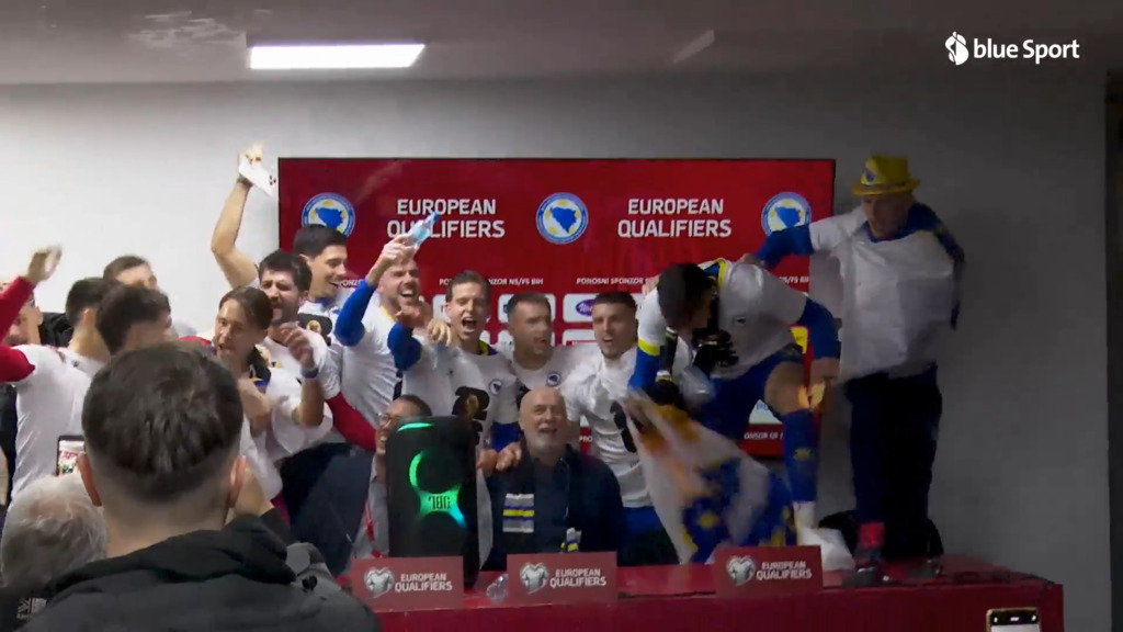 Party-Stimmung: Bosnien-Spieler stürmen nach Italien-Coup den Presseraum