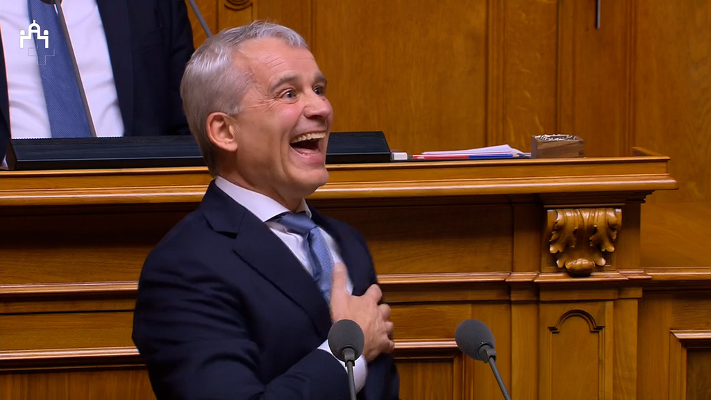 Der frischgewählte Bundesrat Beat Jans wird von seinen Kindern im Saal überrascht