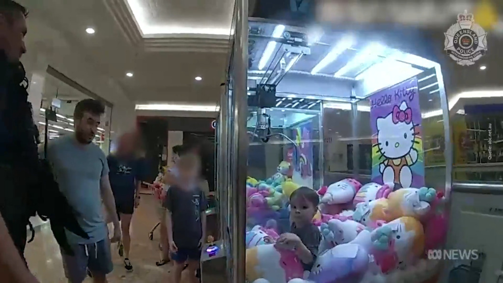 Kleinkind bleibt in Spielzeug-Automat stecken 