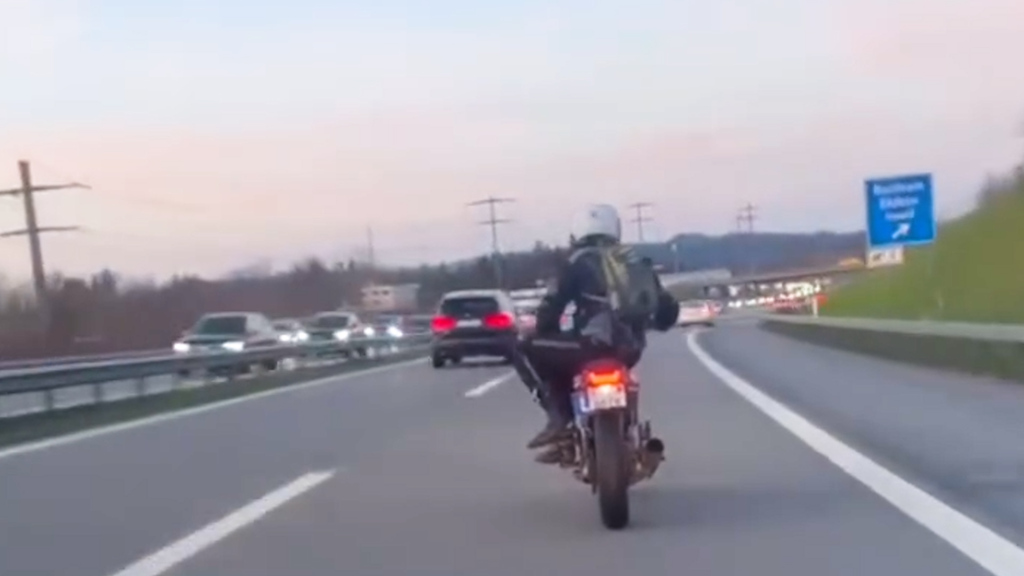 Mit 120 km/h auf der Autobahn: Lernfahrer im Damensitz auf dem Töff