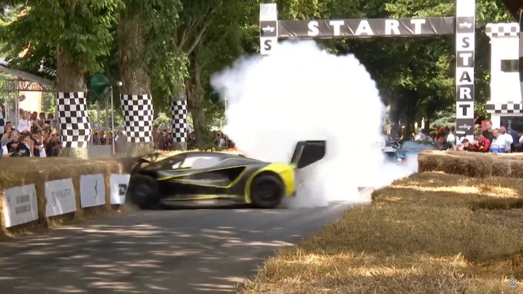 Zwei-Millionen-Hypercar wird in die Strohballen gefahren