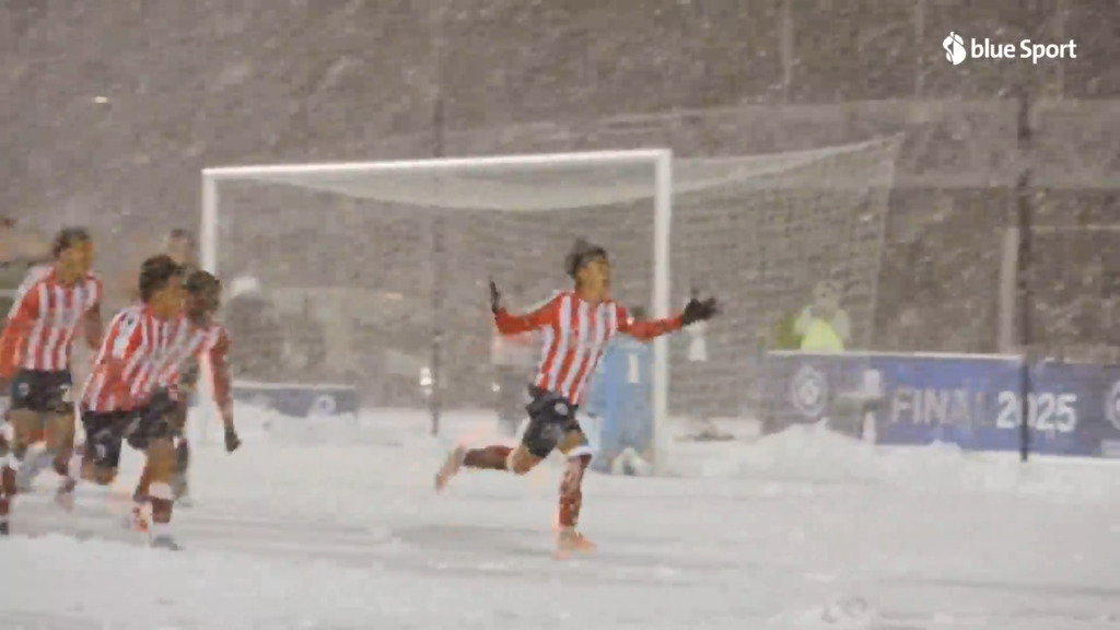 Il offre le titre à Ottawa avec une bicyclette sous une tempête de neige
