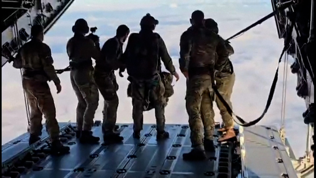 Spektakuläre Luftoperation: Fallschirmjäger rücken wegen Verdacht auf Hantavirus aus