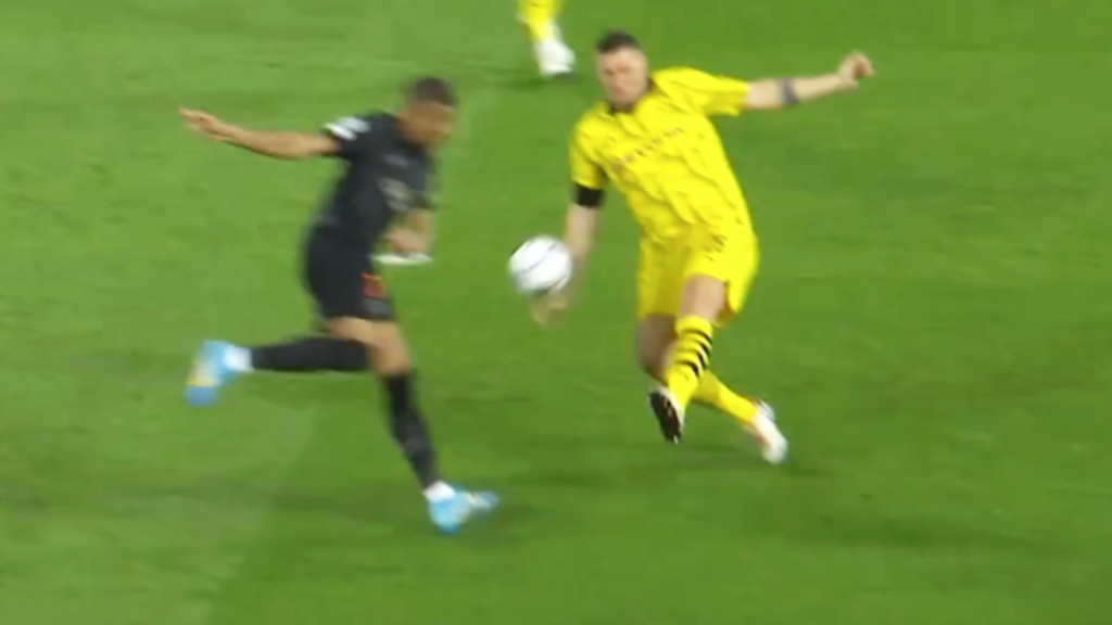 49. Minute: Mbappé verwandelt umstrittenen Elfmeter 