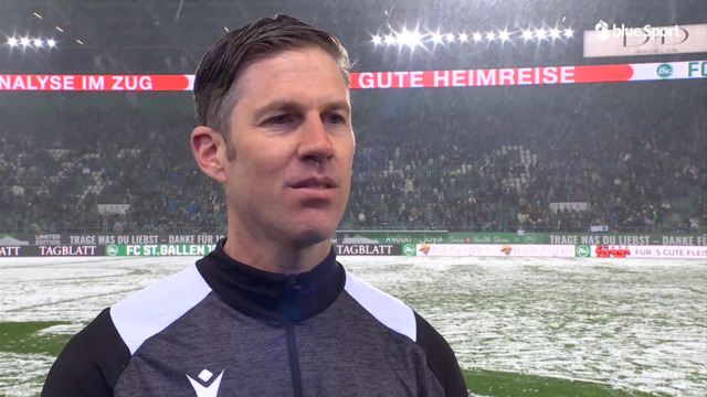 Schiedsrichter Fähndrich erklärt die Spielabsage in St.Gallen