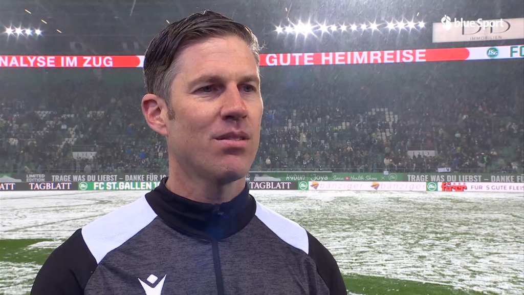 Schiedsrichter Fähndrich erklärt die Spielabsage in St.Gallen