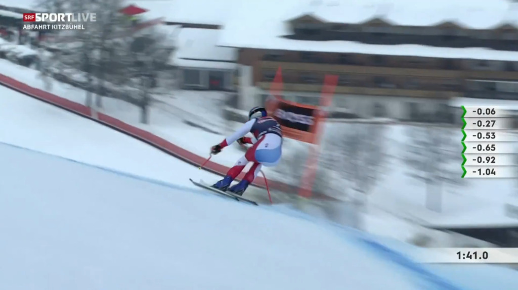Marco Odermatt zwängt sich in Kitzbühel gerade noch so ins Tor