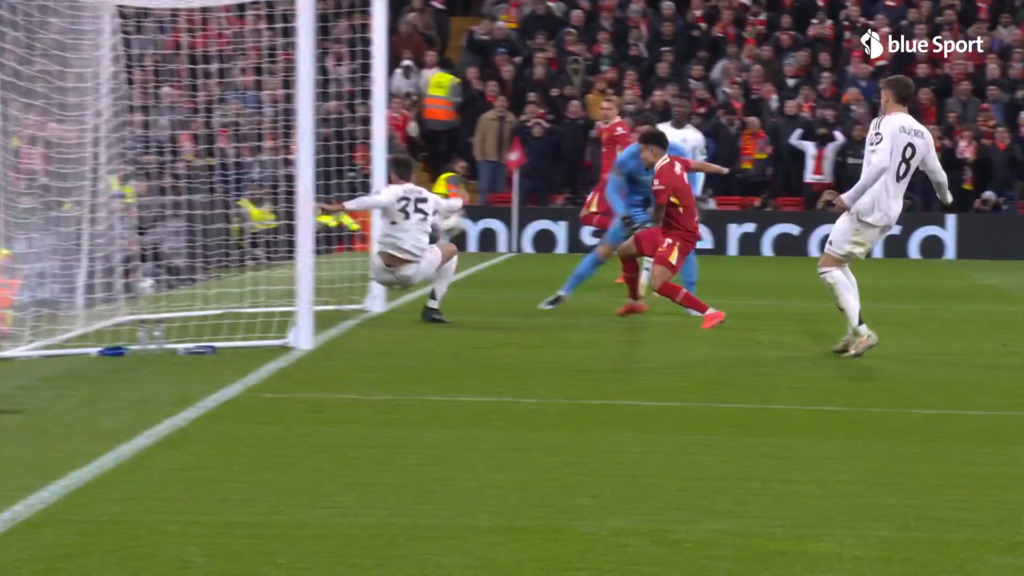 Raúl Asencio salva sulla riga!