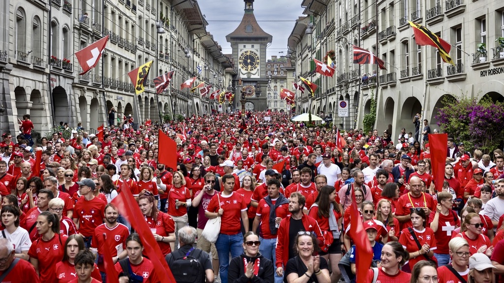 Euro 2025 : plus de 14'000 supporters suisses défilent en ville de Berne