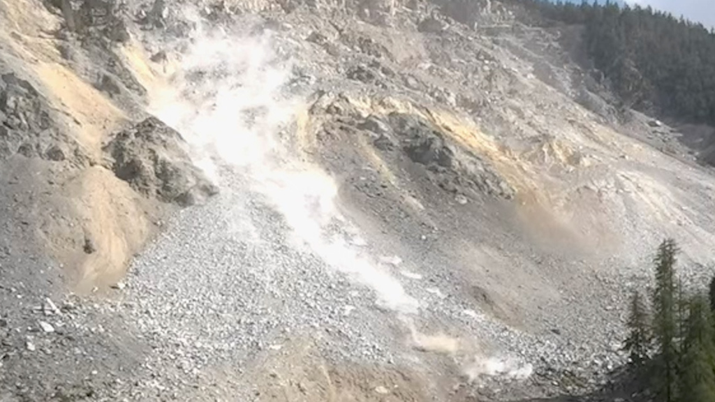 Knall im Video: Hier donnert in Brienz der Teil der «Insel» ins Tal