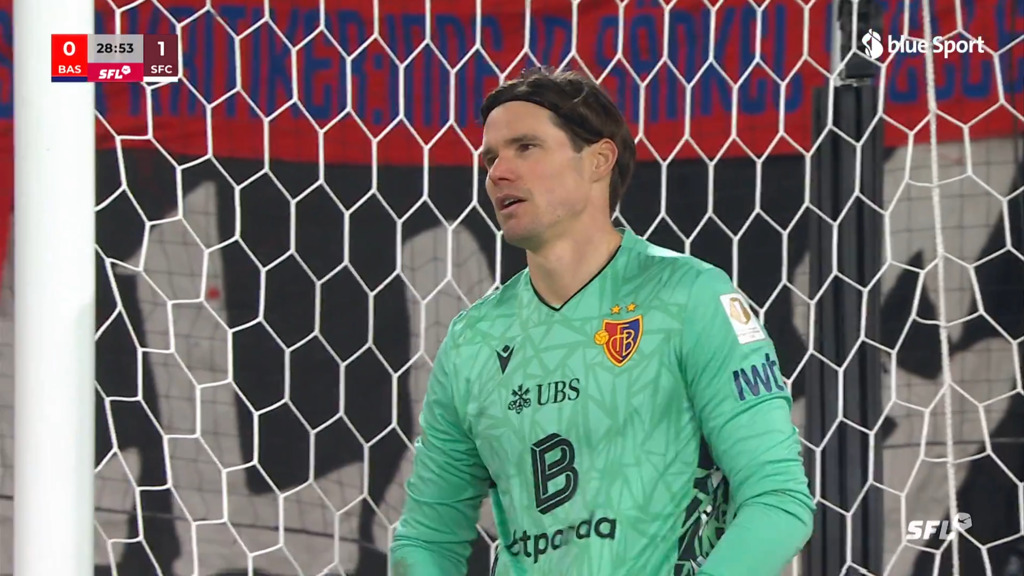 Riesen-Patzer: Hitz spielt den Ball Guillemenot in die Füsse