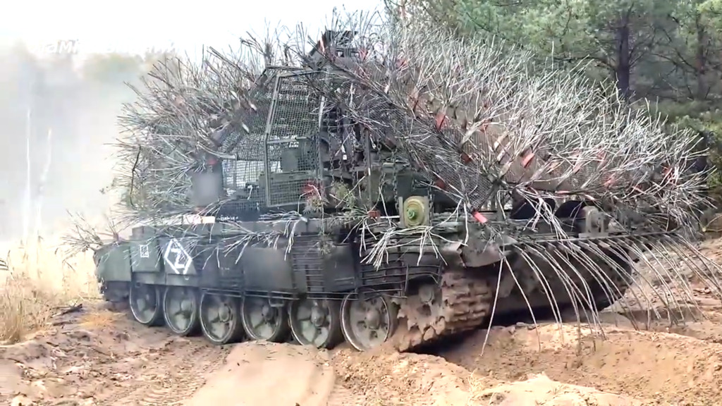 Sehen aus wie in Mad Max – Putins Stachelschweine – So sollen Russlands Panzer Drohnen trotzen